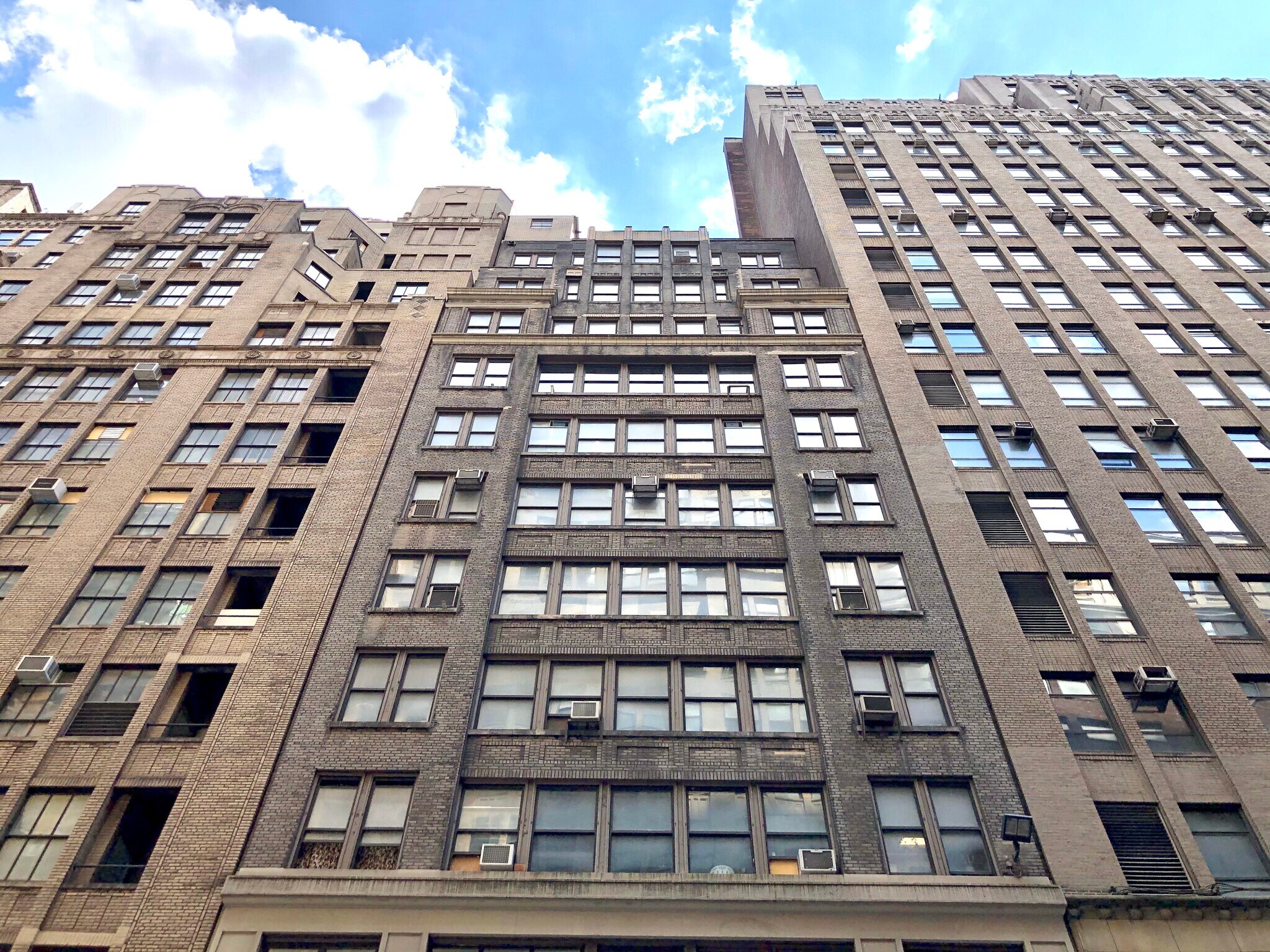 260 W 35th St, New York, NY à louer Photo de l’immeuble– Image 1 sur 2