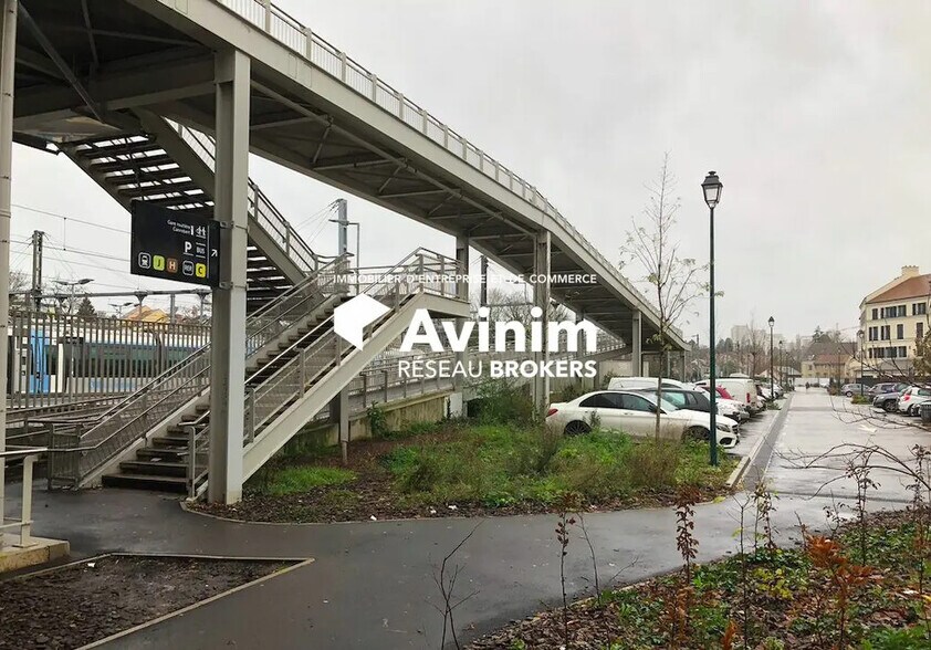 Local d’activités dans Pontoise à louer - Photo de l’immeuble – Image 3 sur 4