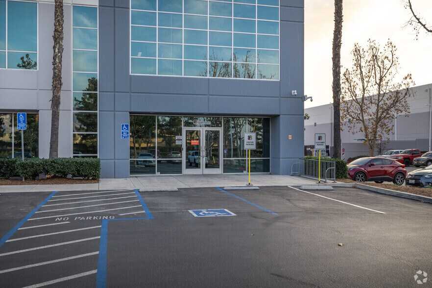 2360 Cottonwood Ave, Riverside, CA à louer - Photo de l’immeuble – Image 3 sur 6