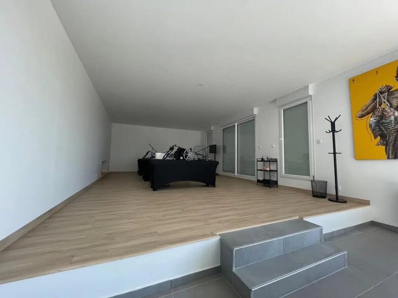 Bureau dans Clairoix à louer - Photo de l’immeuble – Image 3 sur 10