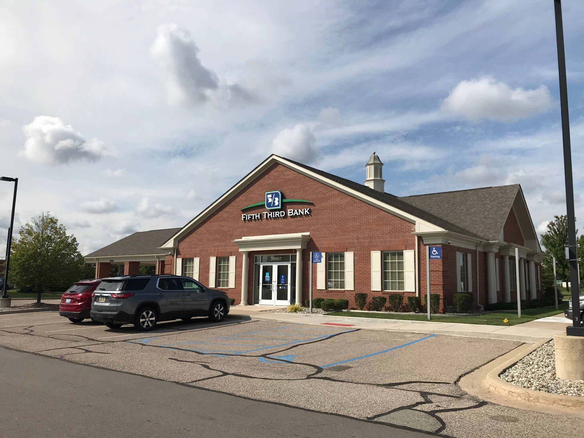 39907 S Groesbeck Hwy, Clinton Township, MI à louer Photo principale– Image 1 sur 7