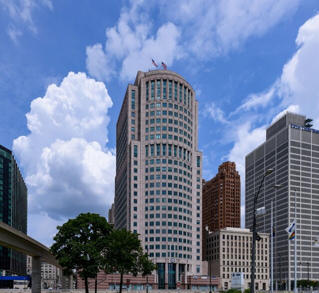 150 W Jefferson Ave, Detroit, MI à louer - Photo de l’immeuble – Image 2 sur 10