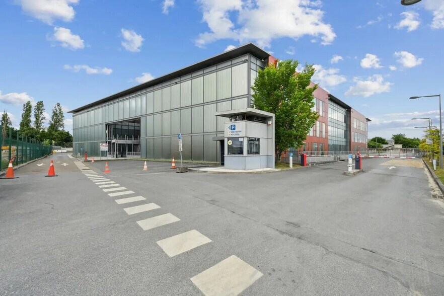 Local d’activités dans Vélizy-Villacoublay à louer - Photo de l’immeuble – Image 2 sur 18