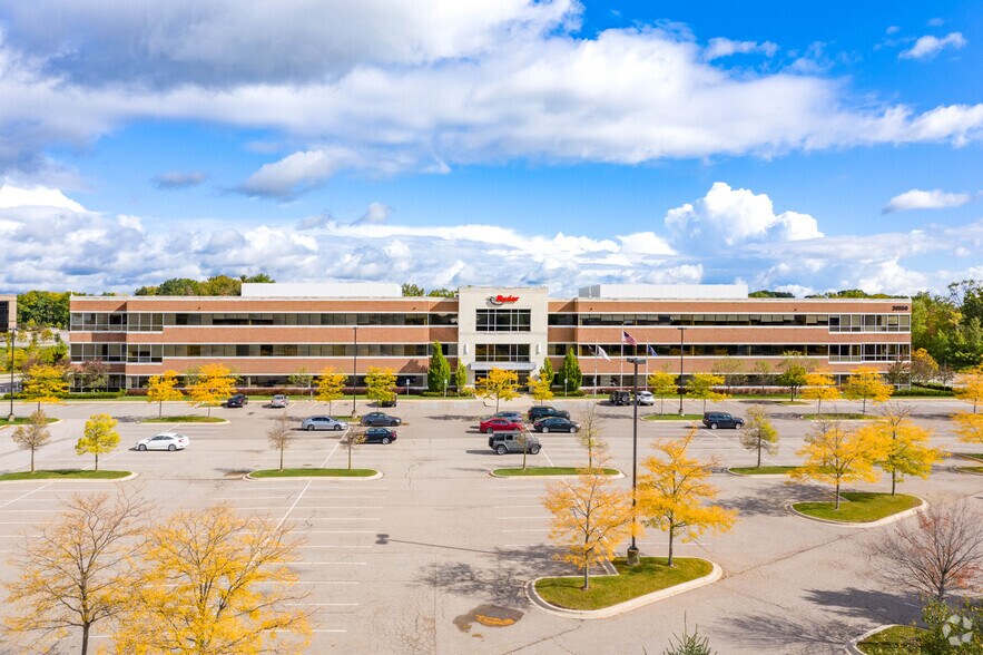 39550 13 Mile Rd, Novi, MI à louer - Photo de l’immeuble – Image 3 sur 4