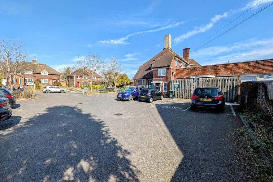 56A America Ln, Haywards Heath à vendre - Photo de l’immeuble – Image 2 sur 4