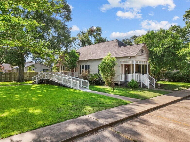 445 E Mulberry St, Angleton, TX à vendre - Photo de l’immeuble – Image 3 sur 33