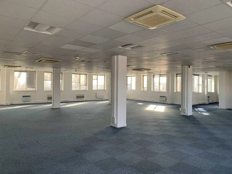 Bureau dans Neuilly-Plaisance à louer - Photo de l’immeuble – Image 2 sur 11