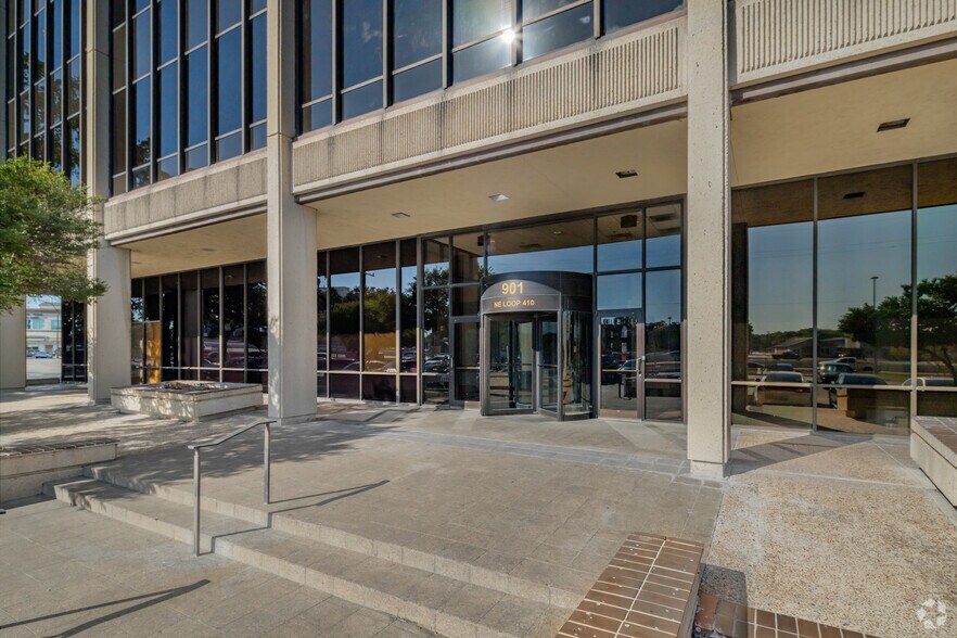 909 NE Loop 410, San Antonio, TX à vendre - Photo de l’immeuble – Image 3 sur 42