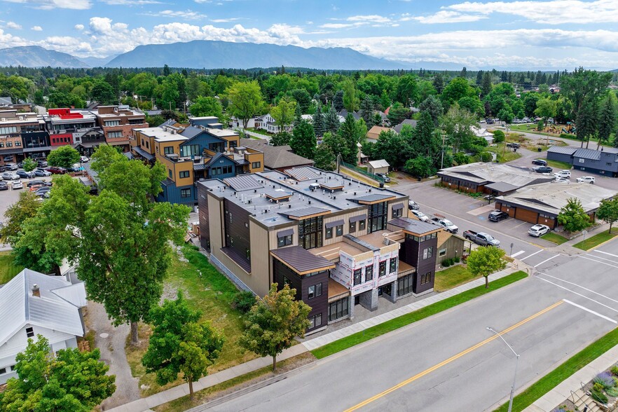 329 Baker Ave, Whitefish, MT à vendre - Photo de l’immeuble – Image 2 sur 13