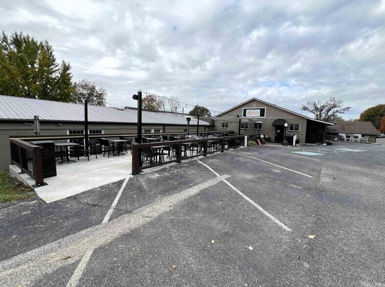 300 W Jennings St, Newburgh, IN à louer - Photo de l’immeuble – Image 3 sur 18