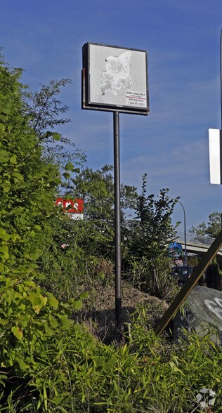 6939 Hastings St, Burnaby, BC à louer - Photo de l’immeuble – Image 3 sur 13