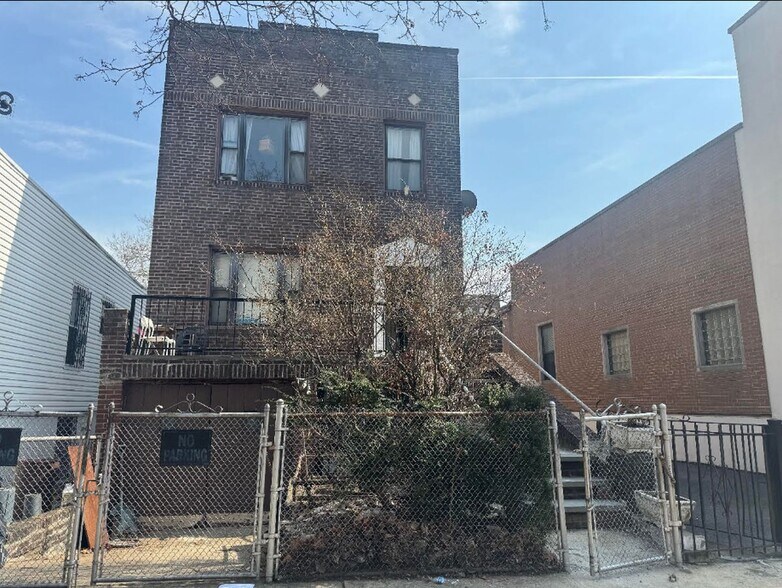 3263 41st St, Astoria, NY à vendre - Photo principale – Image 1 sur 21