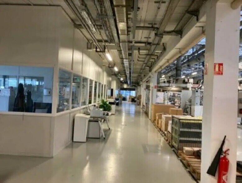 Local d’activités dans Vénissieux à louer - Photo intérieure – Image 2 sur 12