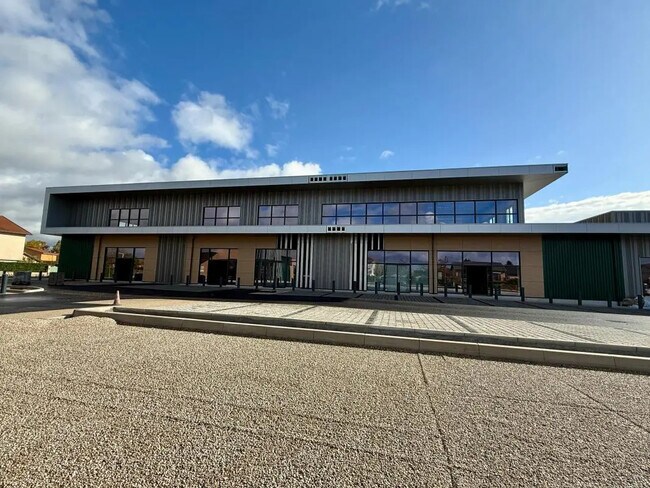 Plus de détails pour Local d'activités à louer