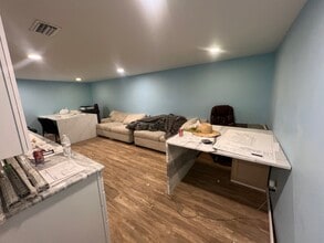 7704 W Hillsborough Ave, Tampa, FL à louer Photo intérieure– Image 2 sur 9