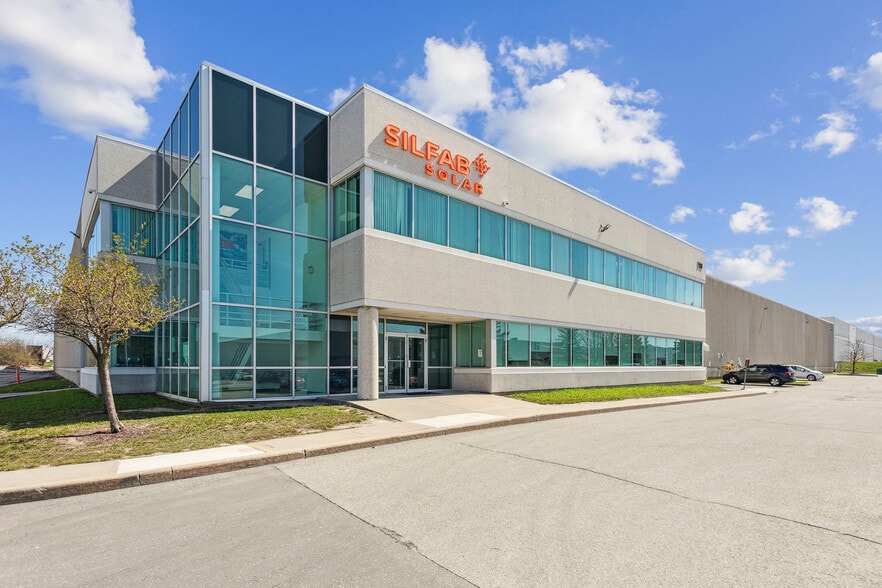 240 Courtneypark Dr E, Mississauga, ON à vendre - Photo de l’immeuble – Image 1 sur 28