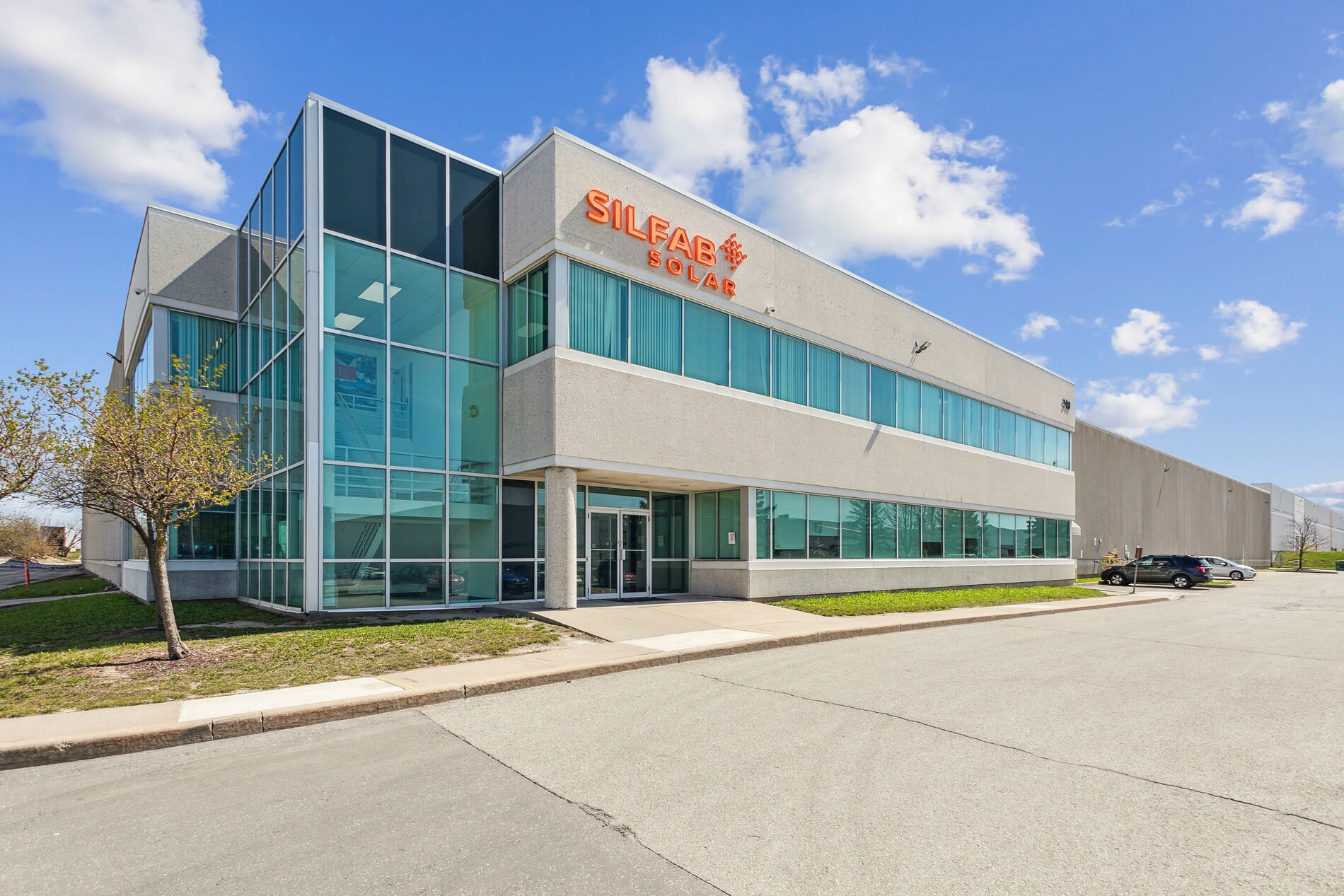 240 Courtneypark Dr E, Mississauga, ON à vendre Photo de l’immeuble– Image 1 sur 29