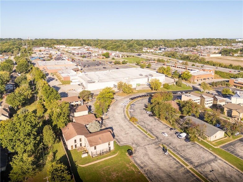 4216 S Hocker Dr, Independence, MO à vendre - Photo de l’immeuble – Image 3 sur 7