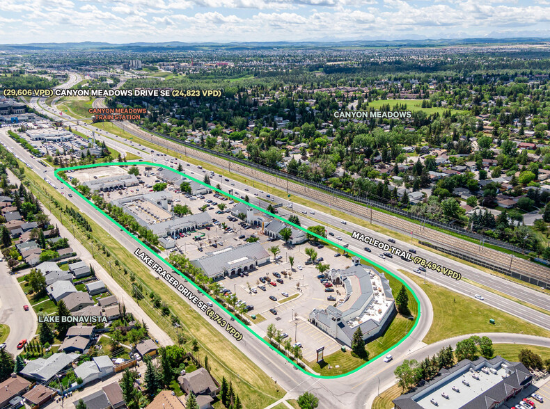 12445 Lake Fraser Dr SE, Calgary, AB à louer - Aérien – Image 1 sur 11