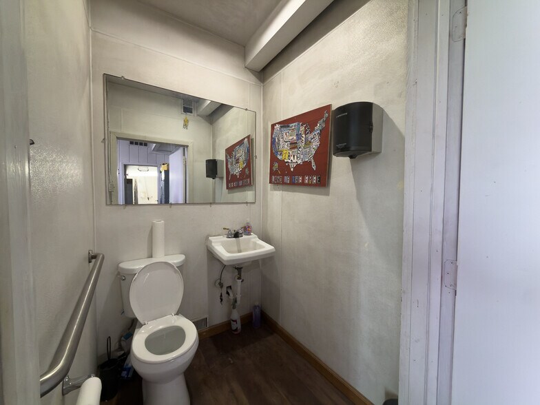 2203 Navarre Rd, Canton, OH à vendre - Photo de l’immeuble – Image 3 sur 15