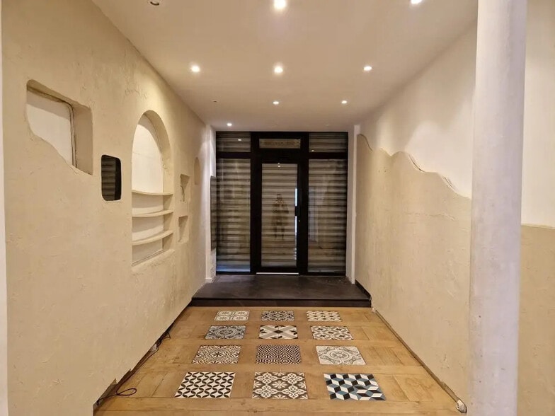 100 Rue Truffaut, Paris à louer - Photo de l’immeuble – Image 3 sur 5