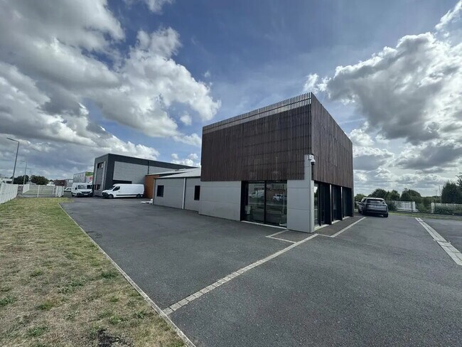 Plus de détails pour Local d'activités à louer