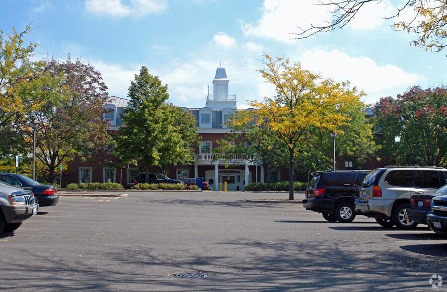 201 S Grove Ave, Barrington, IL à louer - Photo de l’immeuble – Image 3 sur 13