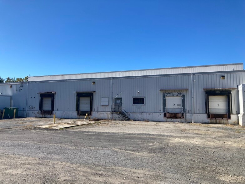 1560 S Delaware Dr, Mount Bethel, PA à louer - Photo de l’immeuble – Image 2 sur 9