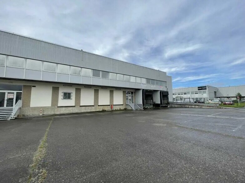 Local d’activités dans Sucy-en-Brie à louer - Photo de l’immeuble – Image 1 sur 18