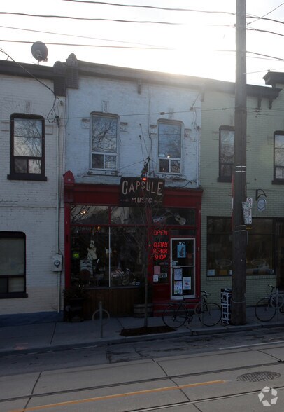 921 Queen St W, Toronto, ON à vendre - Photo de l’immeuble – Image 2 sur 2