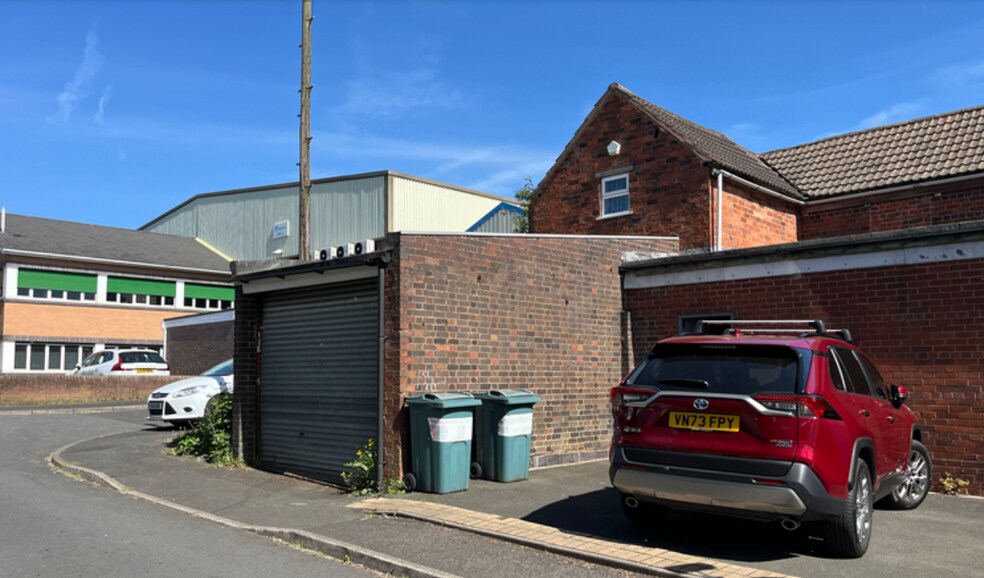 106 Reddal Hill Rd, Cradley Heath à vendre - Photo de l’immeuble – Image 2 sur 5