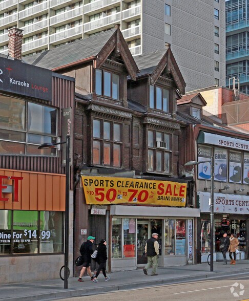 364 Yonge St, Toronto, ON à louer - Photo de l’immeuble – Image 2 sur 3