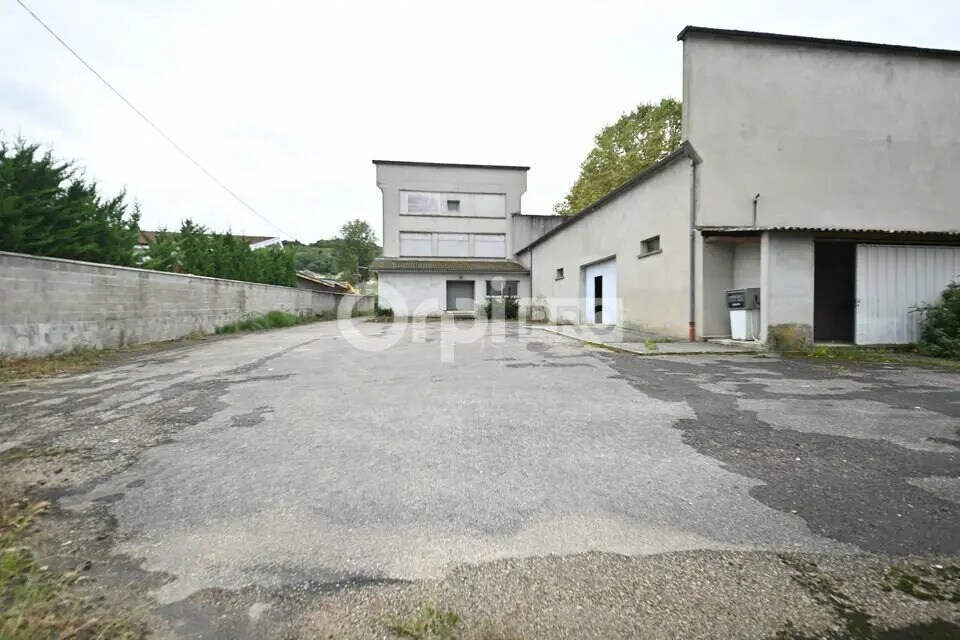 Local d'activités dans Bourgoin-Jallieu à vendre Photo de l’immeuble– Image 1 sur 7