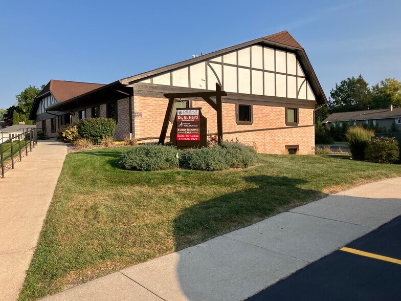 1305 Chestnut St, West Bend, WI à louer - Photo de l’immeuble – Image 2 sur 10