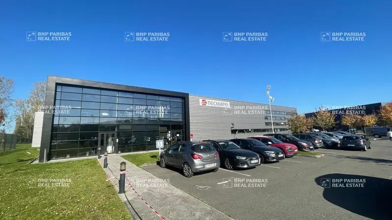 Local d’activités dans Élancourt à louer Photo de l’immeuble– Image 1 sur 7