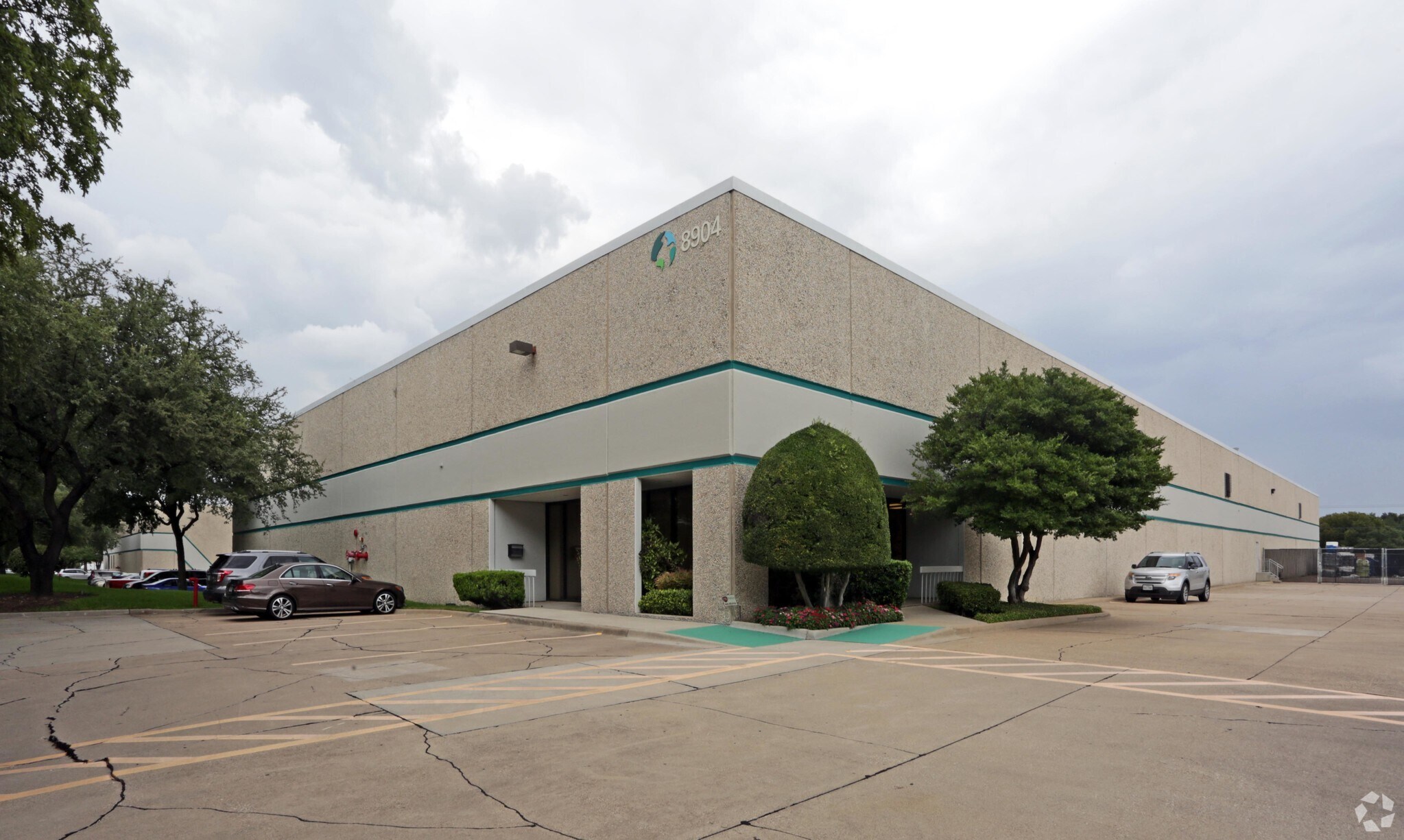 8904 N Royal Ln, Irving, TX à louer Photo principale– Image 1 sur 9