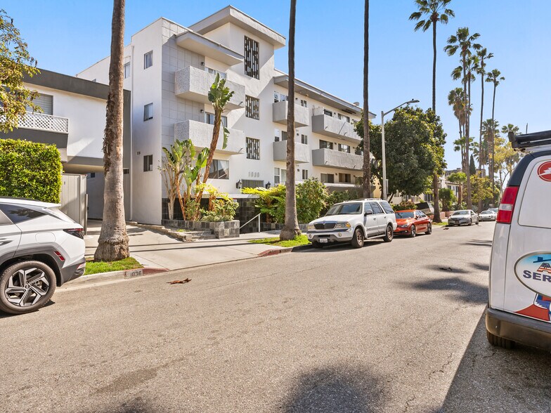 1030 N Orange Grove Ave, Los Angeles, CA à vendre - Photo de l’immeuble – Image 2 sur 15