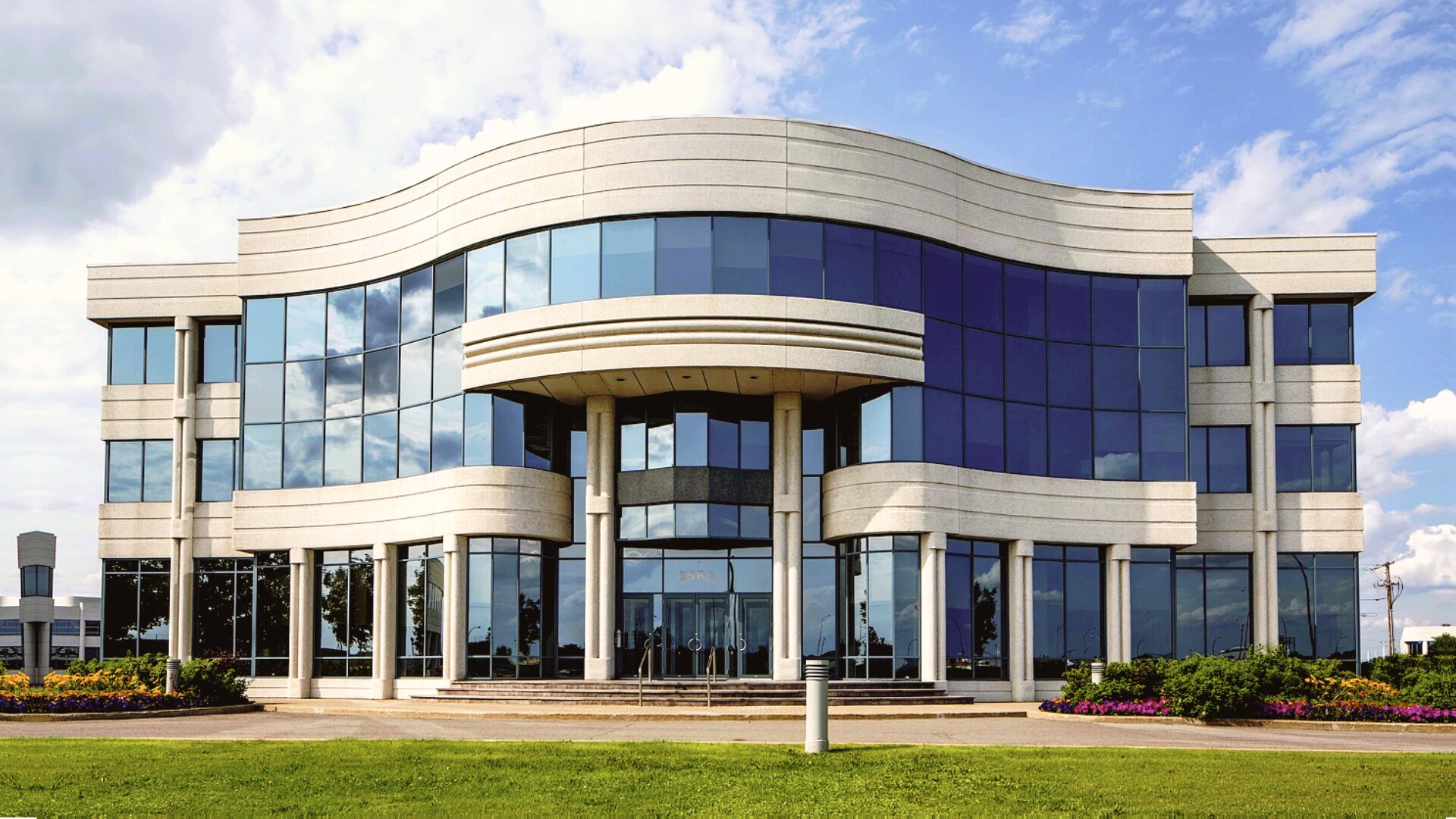 8585 Rte Transcanadienne, Montréal, QC à louer Photo de l’immeuble– Image 1 sur 13