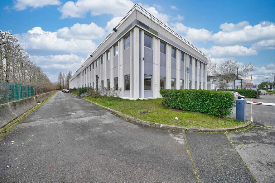 4 Allée Du Cantal, Lisses à louer - Photo de l’immeuble – Image 3 sur 11