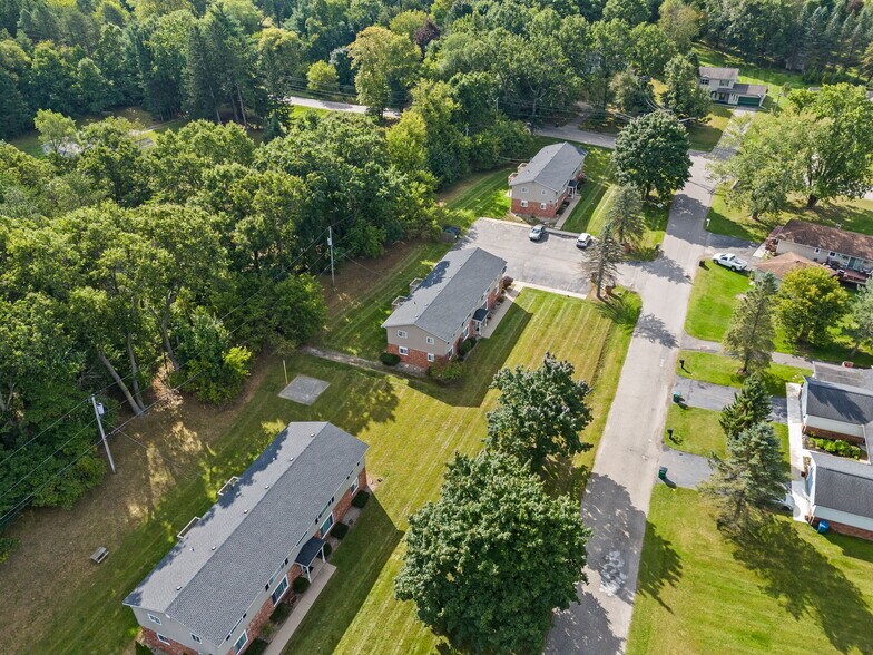 72-96 Village Ct, Ortonville, MI à vendre - Photo de l’immeuble – Image 1 sur 18