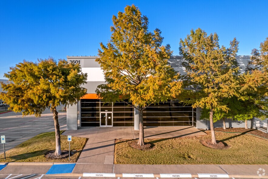 3601 Pinnacle Point Dr, Dallas, TX à louer - Photo de l’immeuble – Image 3 sur 4