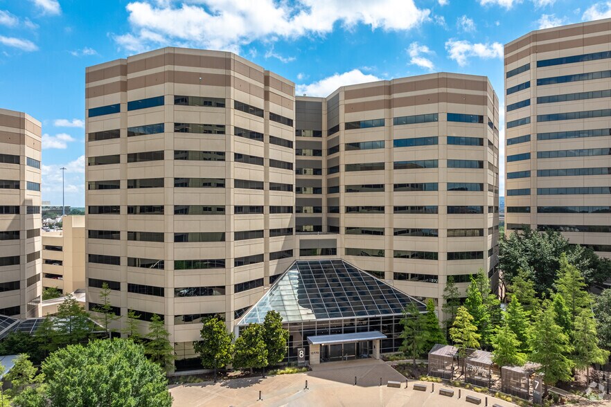 12750 Merit Dr, Dallas, TX à louer - Photo de l’immeuble – Image 1 sur 14