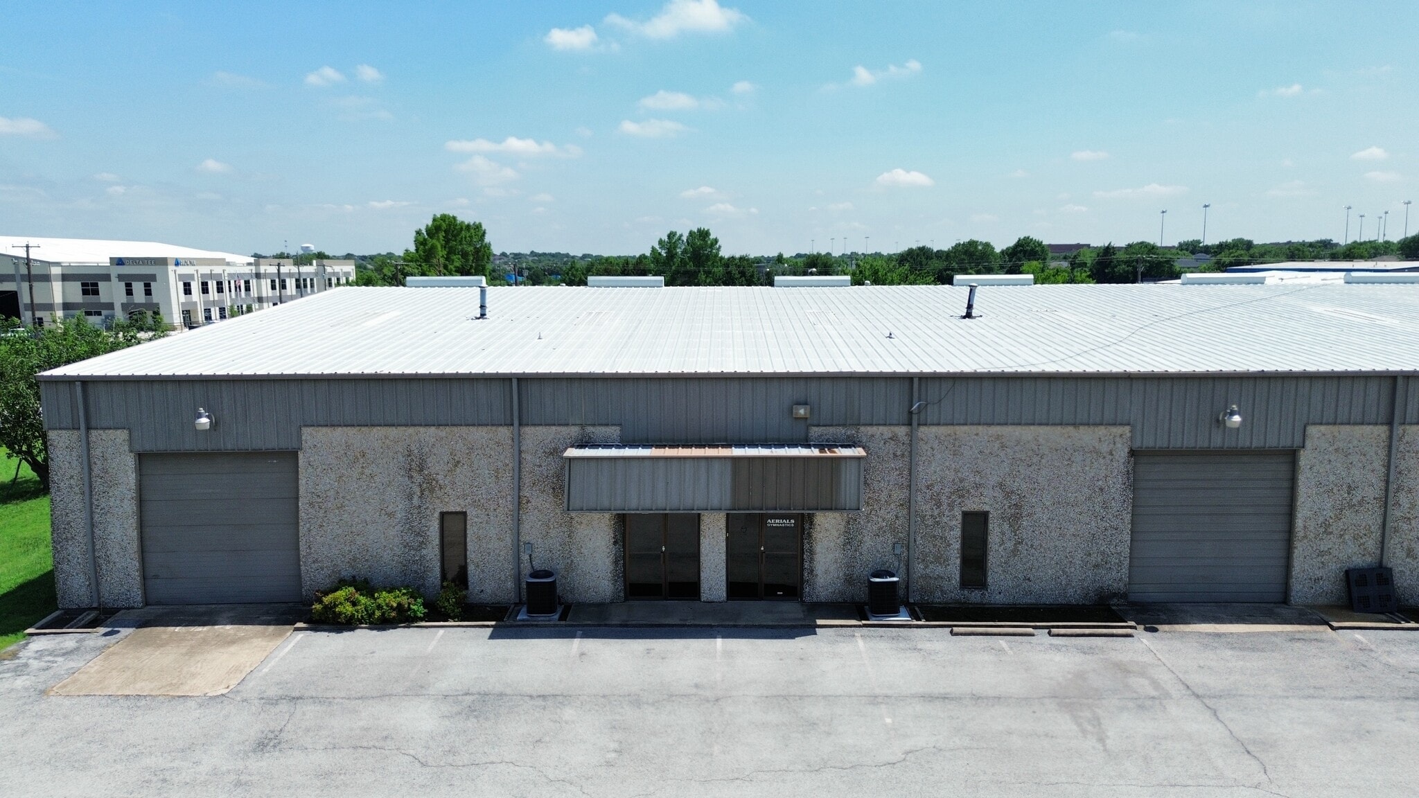 1000-1008 N Commercial Blvd, Arlington, TX à louer Photo de l’immeuble– Image 1 sur 2