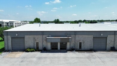 1000-1008 N Commercial Blvd, Arlington, TX à louer Photo de l’immeuble– Image 1 sur 2