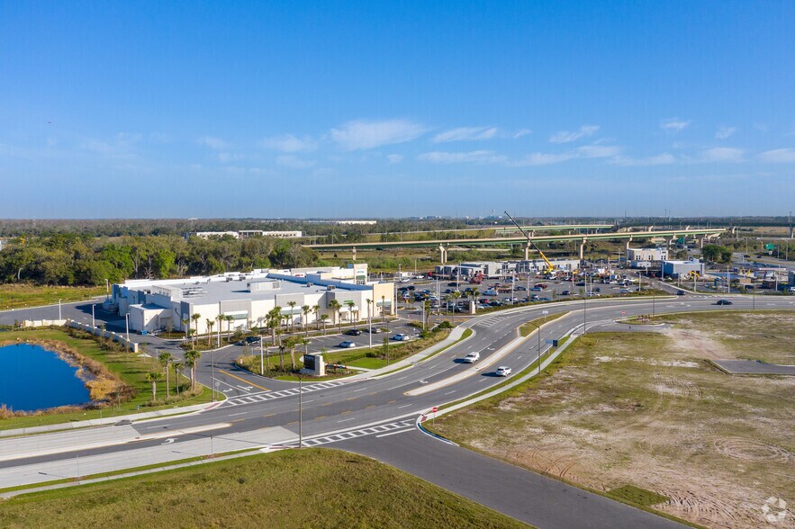Boggy Creek Rd, Orlando, FL à louer - Photo de l’immeuble – Image 3 sur 10