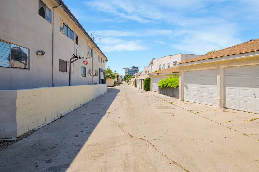 1117 S Spaulding Ave, Los Angeles, CA à vendre - Photo de l’immeuble – Image 3 sur 24