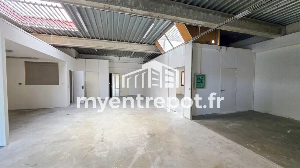 Local d’activités dans Aubagne à louer - Photo de l’immeuble – Image 2 sur 8