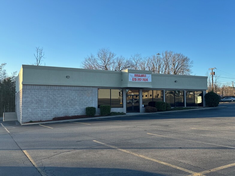 1407 E Stone Dr, Kingsport, TN à louer - Photo de l’immeuble – Image 1 sur 12