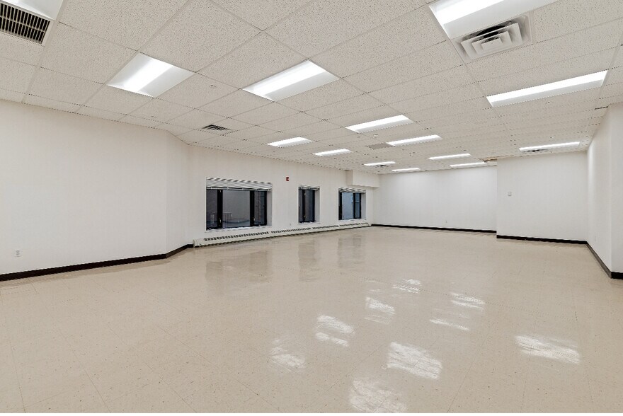 1055 Saint Johns Pl, Brooklyn, NY à louer - Photo de l’immeuble – Image 3 sur 9