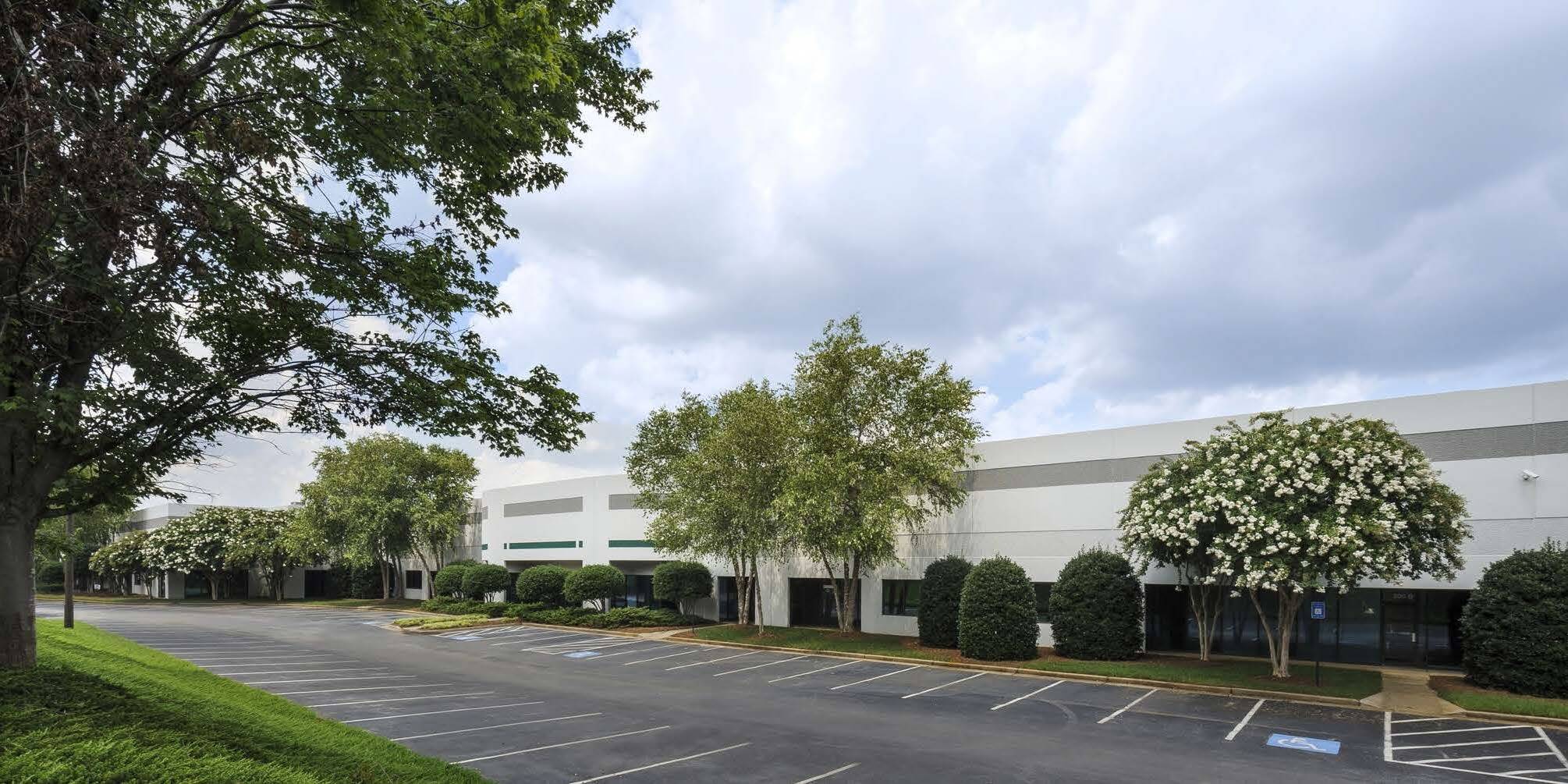 560 Atlanta S Pky, College Park, GA à louer Photo de l’immeuble– Image 1 sur 1